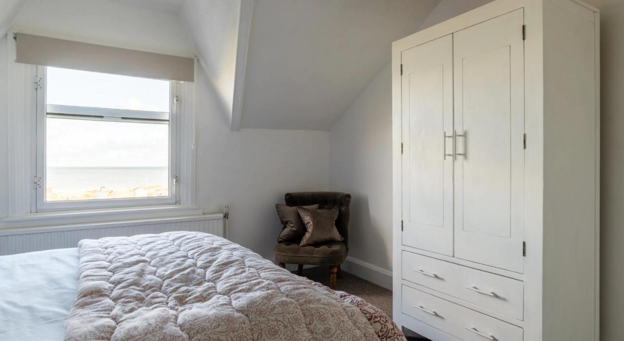 Tranquil Beachfront Beautiful 2-Bed Apartment 딜 외부 사진