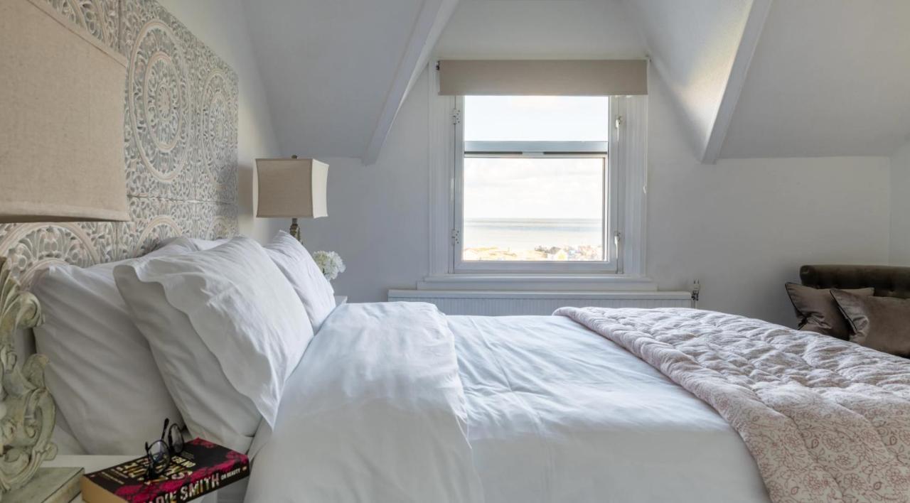 Tranquil Beachfront Beautiful 2-Bed Apartment 딜 외부 사진